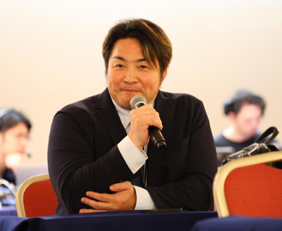 会見で質問する棚橋弘至社長（撮影・金田祐二）