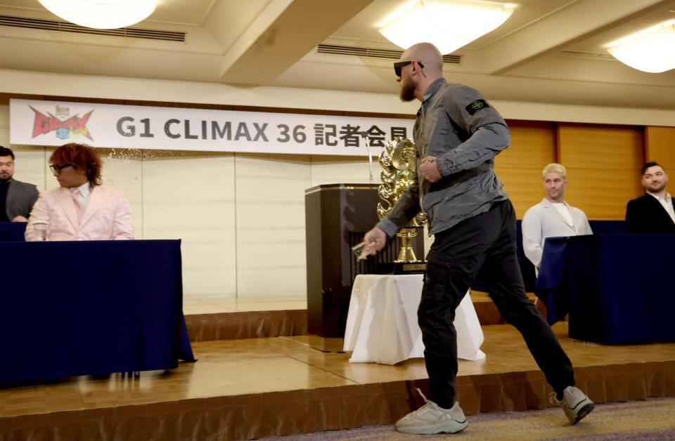 海野翔太に水を掛けるゲイブ・キッド（撮影・金田祐二）
