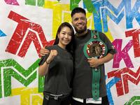 王座奪取を喜ぶ千本瑞規（左）と但馬ミツロ