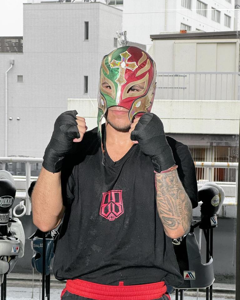 レイ・ミステリオのマスクをかぶって公開練習に登場したエリック・バディージョ