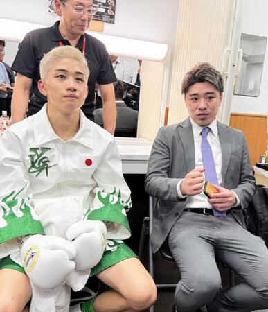 ＷＢＯアジアパシフィック王者に返り咲いた尾崎優日（左）だが、大会プロモーターの伊藤雅雪氏からは叱咤を受ける