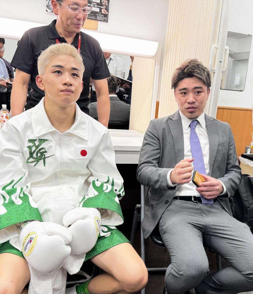 ＷＢＯアジアパシフィック王者に返り咲いた尾崎優日（左）だが、大会プロモーターの伊藤雅雪氏からは叱咤を受ける