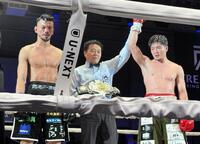 辻本純兵（左）を破り、初防衛に成功した左右田泰臣
