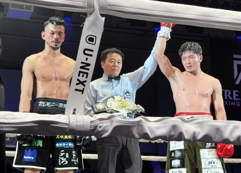 辻本純兵（左）を破り、初防衛に成功した左右田泰臣