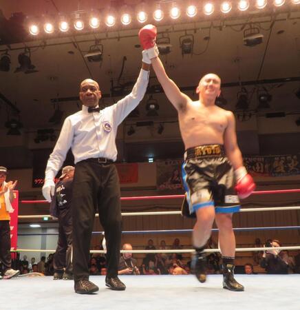 勝利した新田隆人（右）