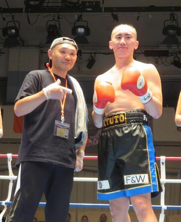 勝利した新田隆人（右）