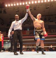 勝利した新田隆人（右）