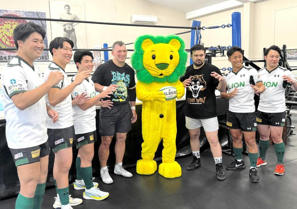 　ラグビーのトップイーストリーグ２部「ライオンファングス」と合同練習を行ったウルフアロン（右から３人目）、ボルチン・オレッグ（左から４人目）
