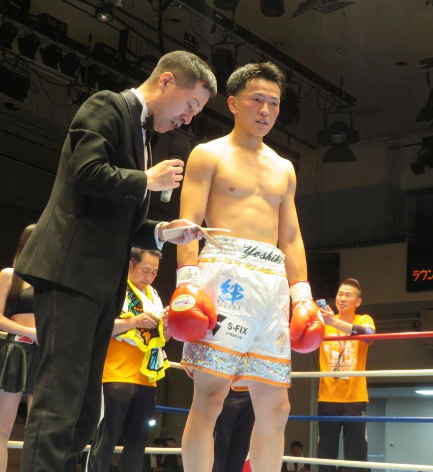 勝利者インタビューに応じる金子佳樹（右）