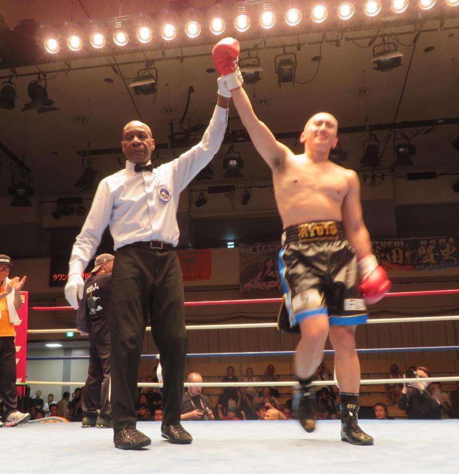 勝利した新田隆人（右）