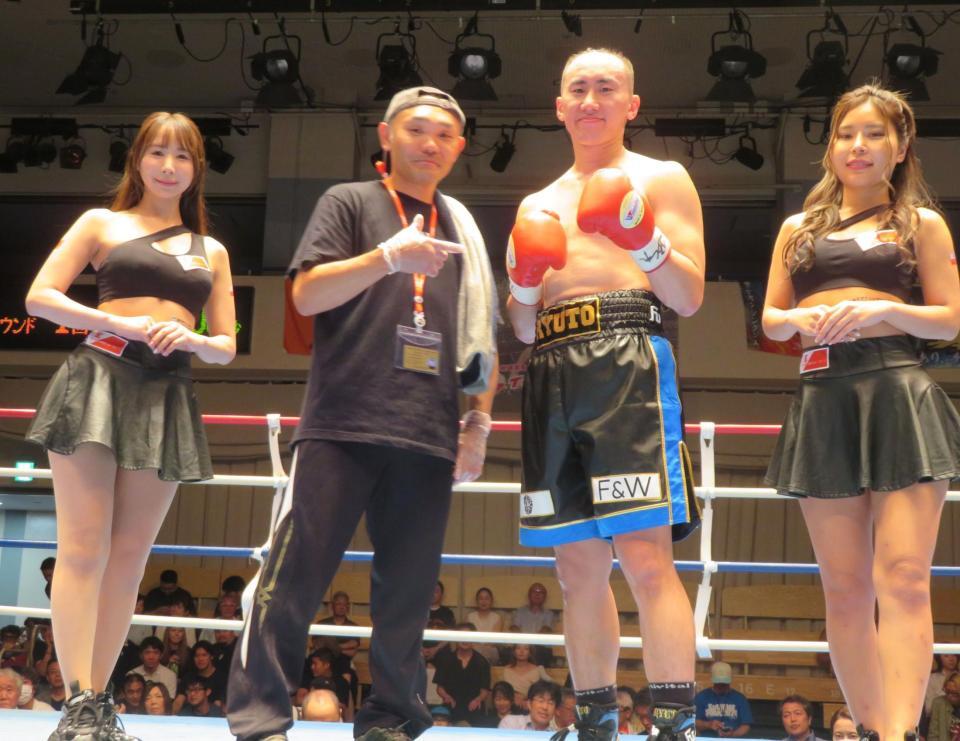 ジム関係者、ラウンドガールと記念撮影を行う新田陸人（中央右）