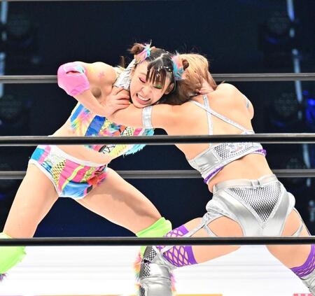 ＡＺＭ（右）を攻めるフワちゃん