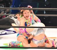 ＡＺＭ（手前）を攻めるフワちゃん