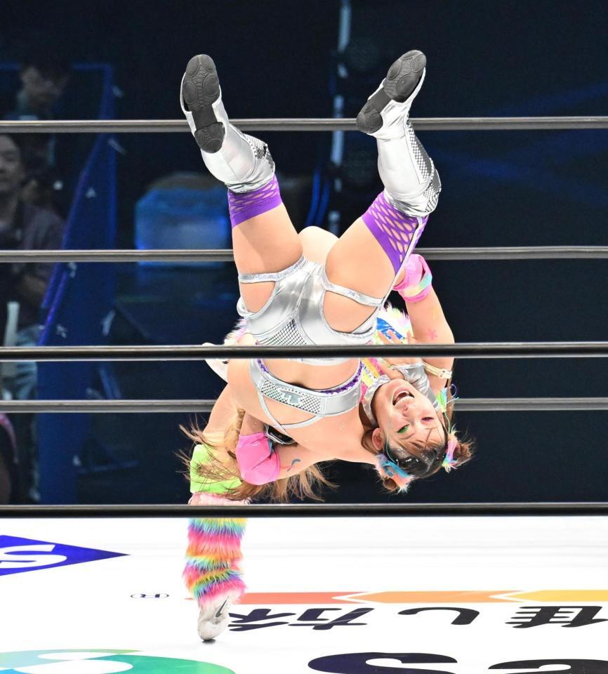 ＡＺＭ（上）を攻めるフワちゃん