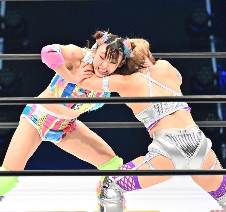 ＡＺＭ（右）を攻めるフワちゃん