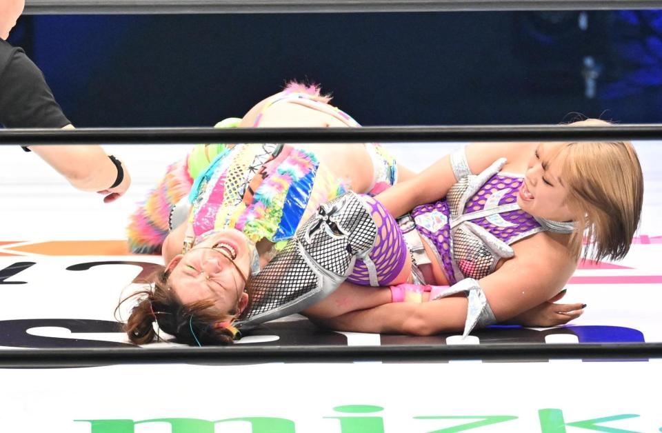 フワちゃん（左）を攻めるＡＺＭ