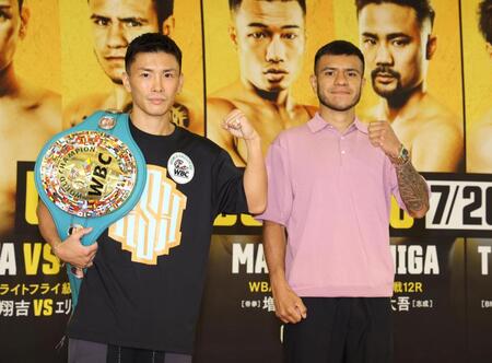 ポーズをとる岩田翔吉（左）とエリック・バディージョ（撮影・石井剣太郎）