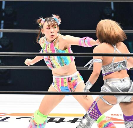 ＡＺＭ（右）を攻めるフワちゃん