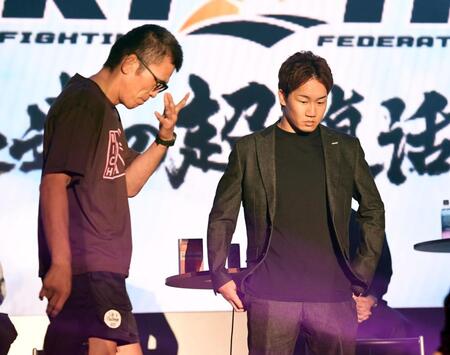 視線を合わさない朝倉未来（右）と青木真也（撮影・佐藤厚）