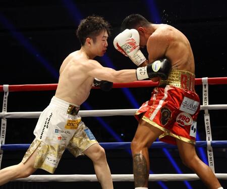 ４回、イスラエル・ゴンサレス（右）にボディを打ち込む寺地拳四朗（撮影・石井剣太郎）