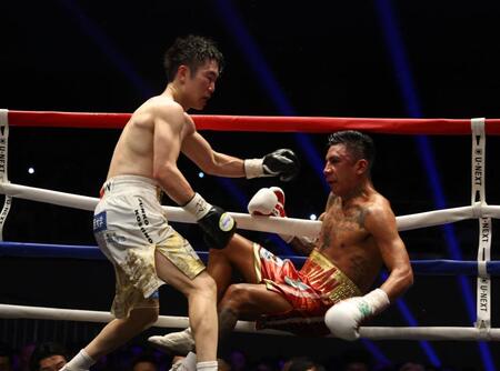 １２回、イスラエル・ゴンサレス（右）からダウンを奪う寺地拳四朗（撮影・石井剣太郎）
