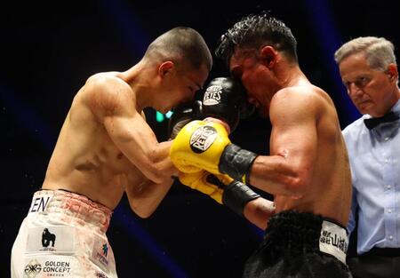 １０回、比嘉大吾（右）の顔面をとらえる増田陸（撮影・石井剣太郎）