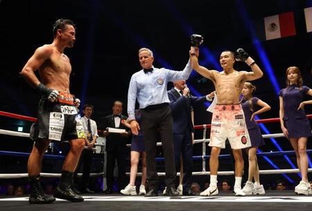比嘉大吾（左）に判定勝ち新チャンピオンに輝いた増田陸（撮影・石井剣太郎）
