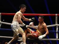 １２回、イスラエル・ゴンサレス（右）からダウンを奪う寺地拳四朗（撮影・石井剣太郎）
