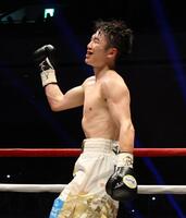 ファイナルラウンドを終え勝利を確信するガッツポーズを決める寺地拳四朗（撮影・石井剣太郎）