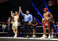 イスラエル・ゴンサレス（右）に判定勝ちし３階級制覇を達成した寺地拳四朗（撮影・石井剣太郎）