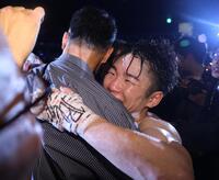 父の寺地永会長（左）と抱き合う寺地拳四朗（撮影・石井剣太郎）