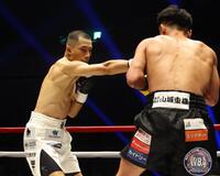 ２回、比嘉大吾にパンチを出す増田陸（撮影・石井剣太郎）