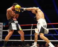 ７回、比嘉大吾（左）に左ストレートを放つ増田陸（撮影・石井剣太郎）