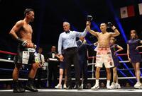 比嘉大吾（左）に判定勝ち新チャンピオンに輝いた増田陸（撮影・石井剣太郎）
