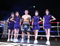 ５回ＴＫＯで凱旋リベンジを果たしラウンドガールと共にポーズを決める秋次克真（撮影・石井剣太郎）