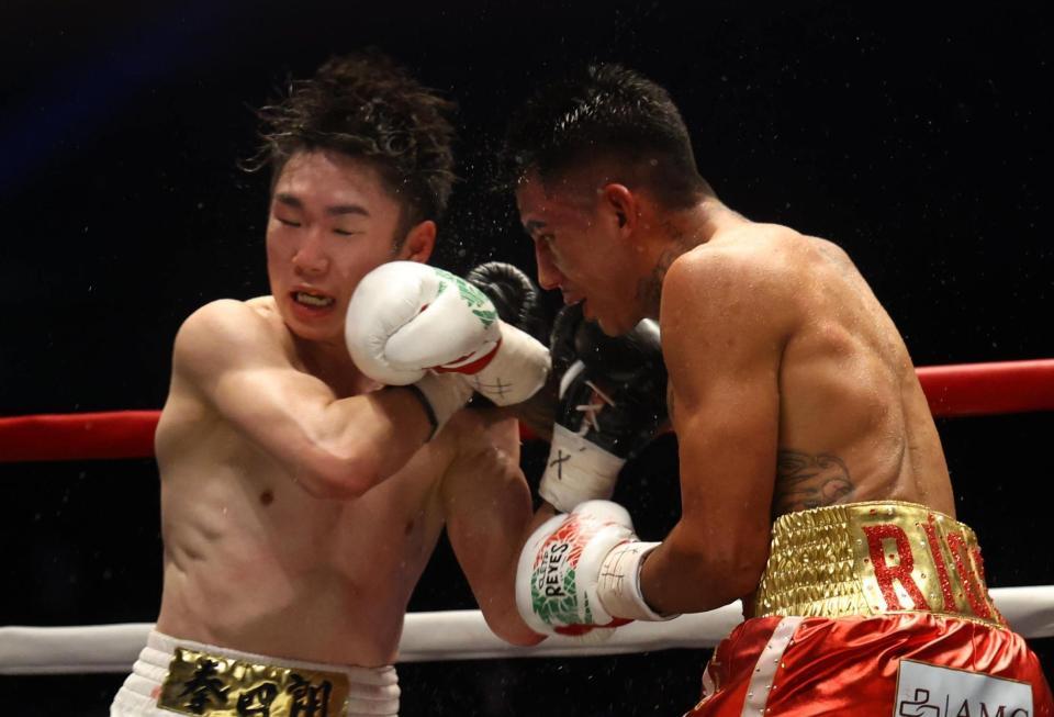 ８回、パンチを出し合うイスラエル・ゴンサレス（右）と寺地拳四朗（撮影・石井剣太郎）