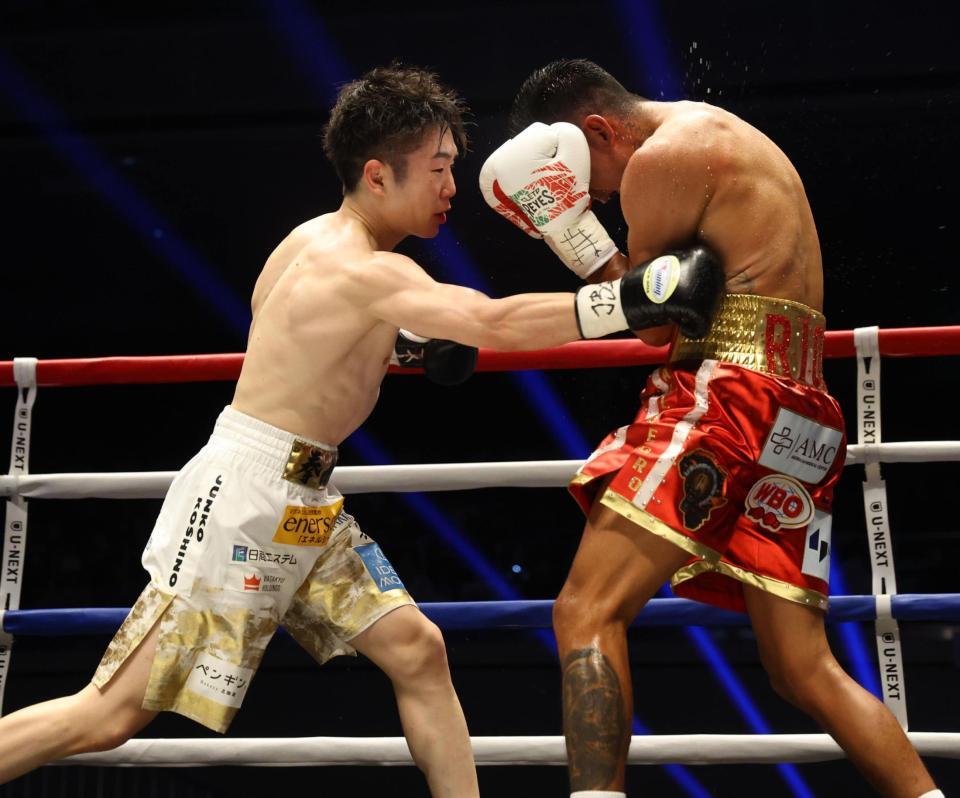 ４回、イスラエル・ゴンサレス（右）にボディを打ち込む寺地拳四朗（撮影・石井剣太郎）