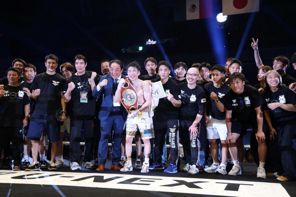 ３階級制覇を達成し記念撮影する寺地拳四朗（中央）＝撮影・石井剣太郎