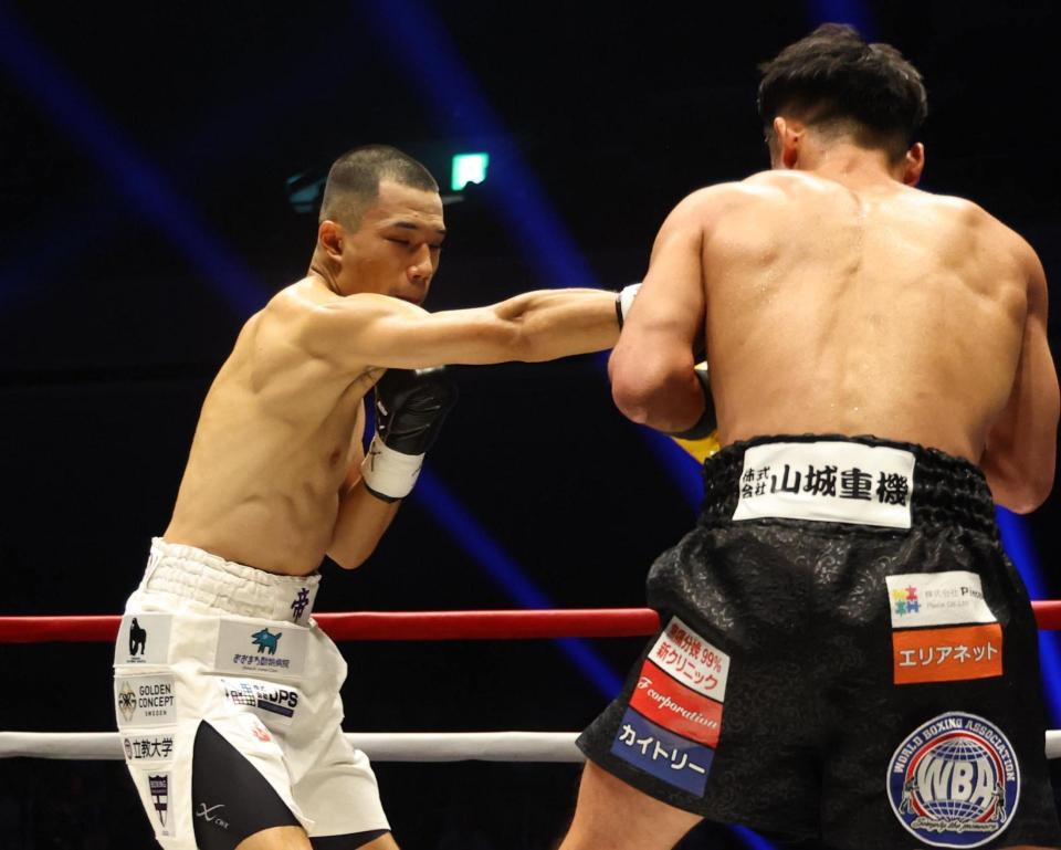 ２回、比嘉大吾にパンチを出す増田陸（撮影・石井剣太郎）