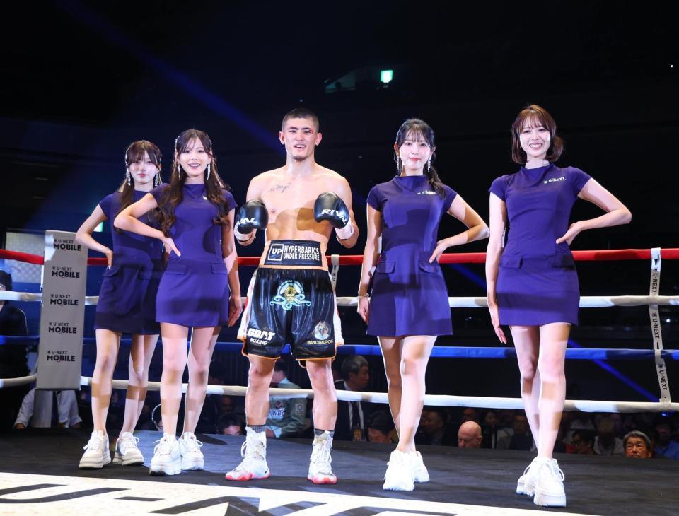 ５回ＴＫＯで凱旋リベンジを果たしラウンドガールと共にポーズを決める秋次克真（撮影・石井剣太郎）