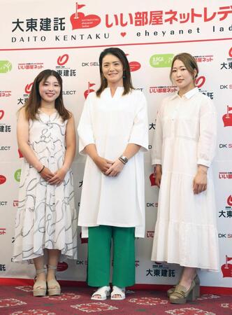 ドレスアップして前夜祭に臨む（右から）田村亜矢、渡辺彩香、佐久間朱莉＝２０２２年７月