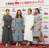 ドレスアップして前夜祭に臨む（右から）原英莉花、田村亜矢、笠りつ子、植竹希望＝２０２２年７月