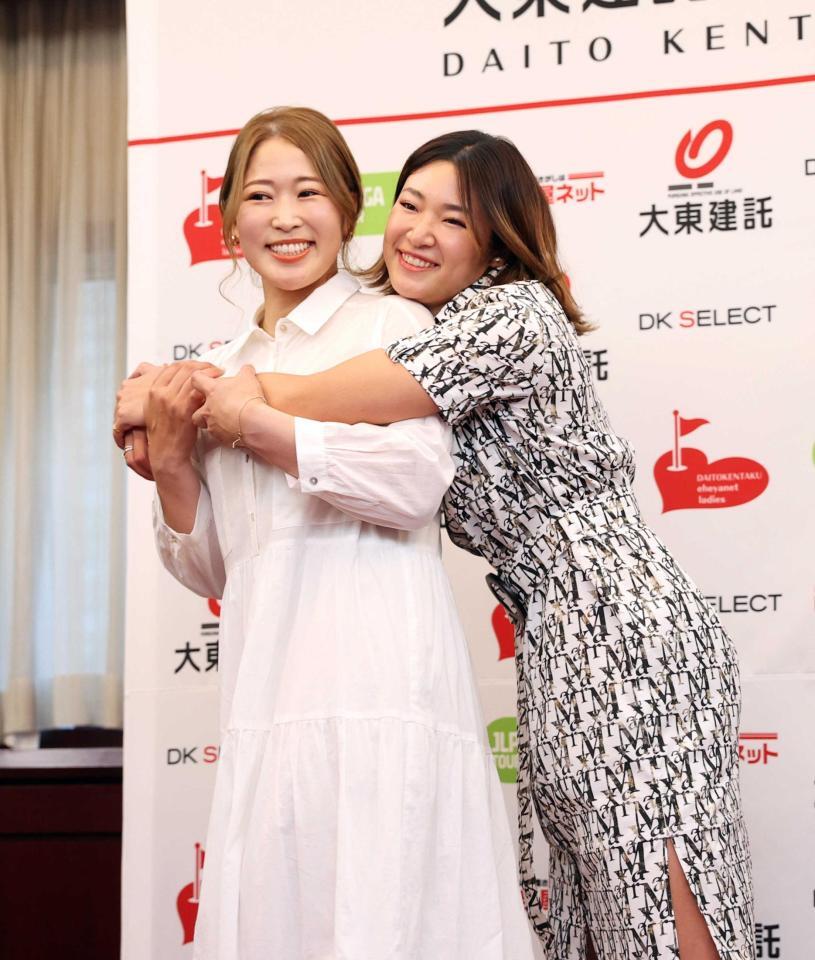 ドレスアップして前夜祭に臨む原英莉花（右）と田村亜矢＝２０２２年７月