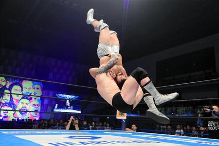 ゲイブ・キッドから垂直落下式ブレーンバスターを食らうウルフアロン（新日本プロレス提供）