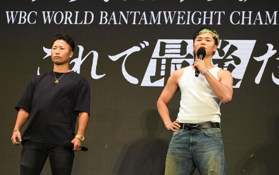 記者会見の最後に苦言を呈する那須川天心（右）＝撮影・佐藤厚