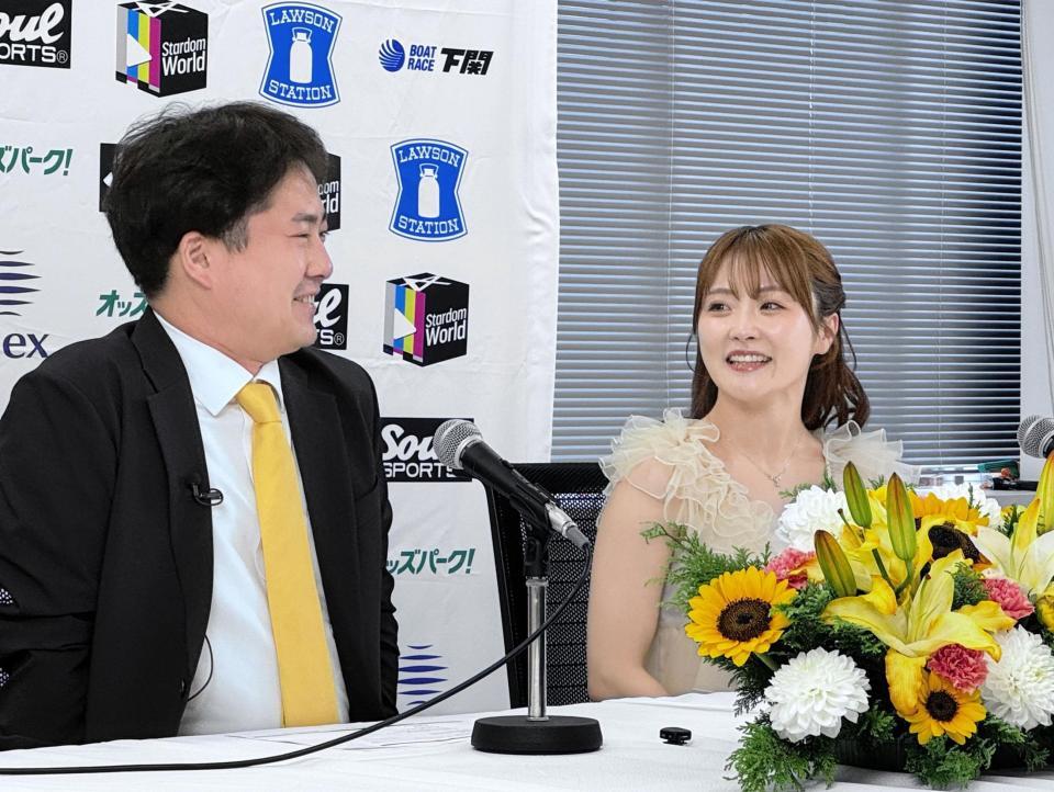 来年１月３日での引退を発表したなつぽい（右）とスターダムの岡田太郎社長