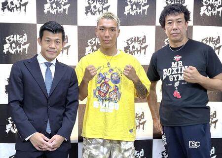 　次戦を発表した亀田京之介。左は亀田興毅ファウンダー