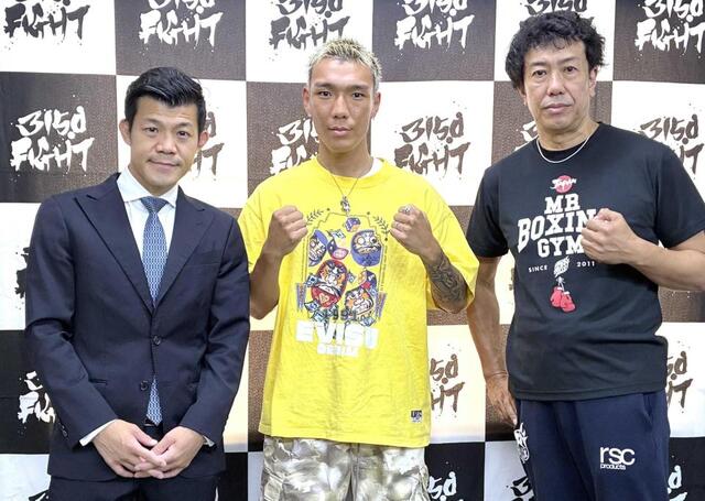 　次戦を発表した亀田京之介。左は亀田興毅ファウンダー