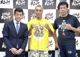 　次戦を発表した亀田京之介。左は亀田興毅ファウンダー
