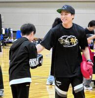 座間市のイベントで、小学生を相手に笑顔でミットを持つ井上尚弥